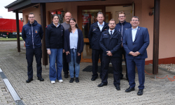 Ehrungen vor dem neuen Brand- und Katastrophenschutzzentrum