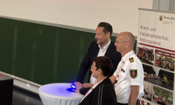 Innenstaatssekretär Daniel Stich, LfBK Präsident Renè Schubert und Prof.Dr. Maria Wimmer geben Drupal 10 frei