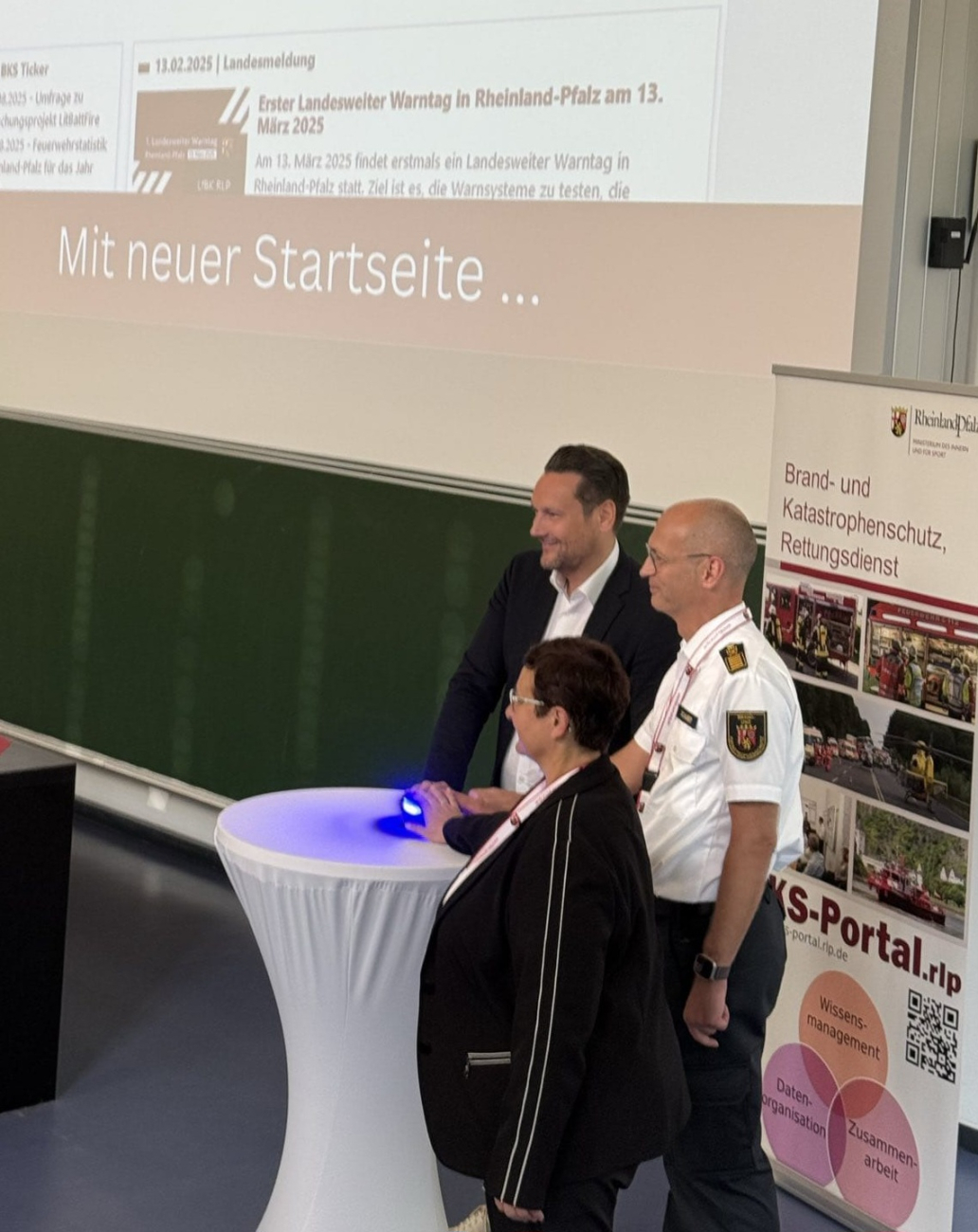 Innenstaatssekretär Daniel Stich, LfBK Präsident Renè Schubert und Prof.Dr. Maria Wimmer geben Drupal 10 frei