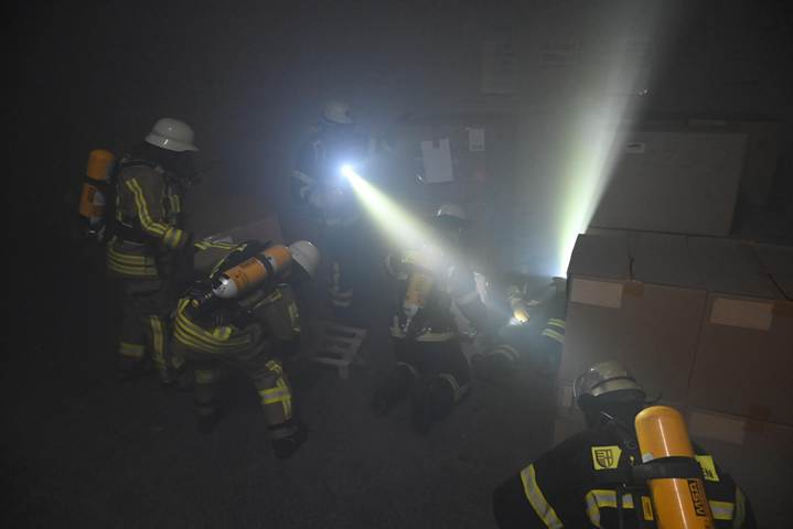Ein Bild, das Feuerwehrmann, Arbeitskleidung, Retter, Notdienst enthält.
KI-generierte Inhalte können fehlerhaft sein.