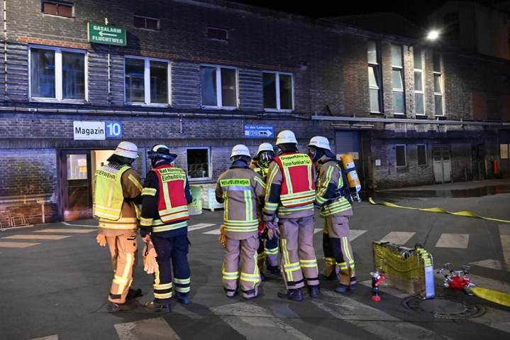 Ein Bild, das Feuerwehrmann, Straße, Gebäude, draußen enthält.
KI-generierte Inhalte können fehlerhaft sein.