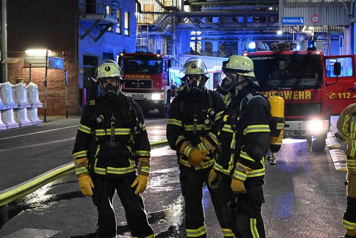 Ein Bild, das Feuerwehrmann, Notdienst, Arbeitskleidung, Warnkleidung enthält.
KI-generierte Inhalte können fehlerhaft sein.